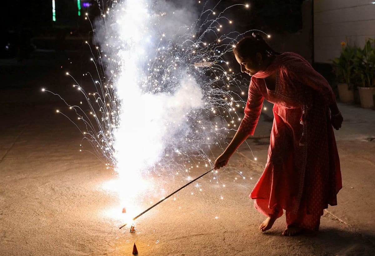 Firecrackers Ban in Delhi दललवस इस दवल भ नह फड पएग