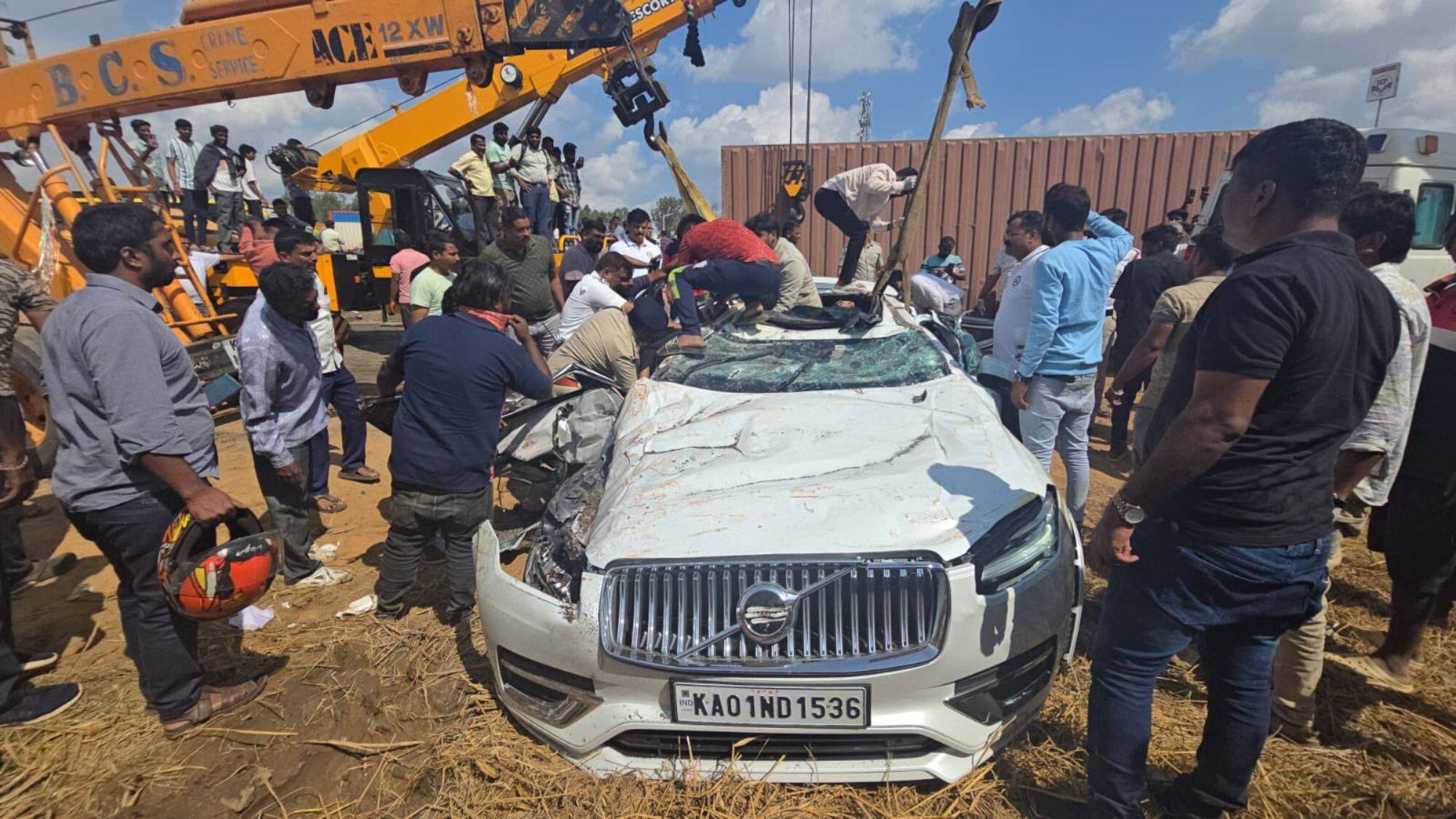 National-Volvo Car Accident: आगे चल रही गाड़ी ने अचानक लगाया ब्रेक, बेकाबू हुआ ट्रक… कैसे दुनिया की सबसे मजबूत SUV हुई तबाह, छह की गई जान – #INA National-Volvo Car Accident: आगे चल रही गाड़ी ने अचानक लगाया ब्रेक, बेकाबू हुआ ट्रक… कैसे दुनिया की सबसे मजबूत SUV हुई तबाह, छह की गई जान – #INA