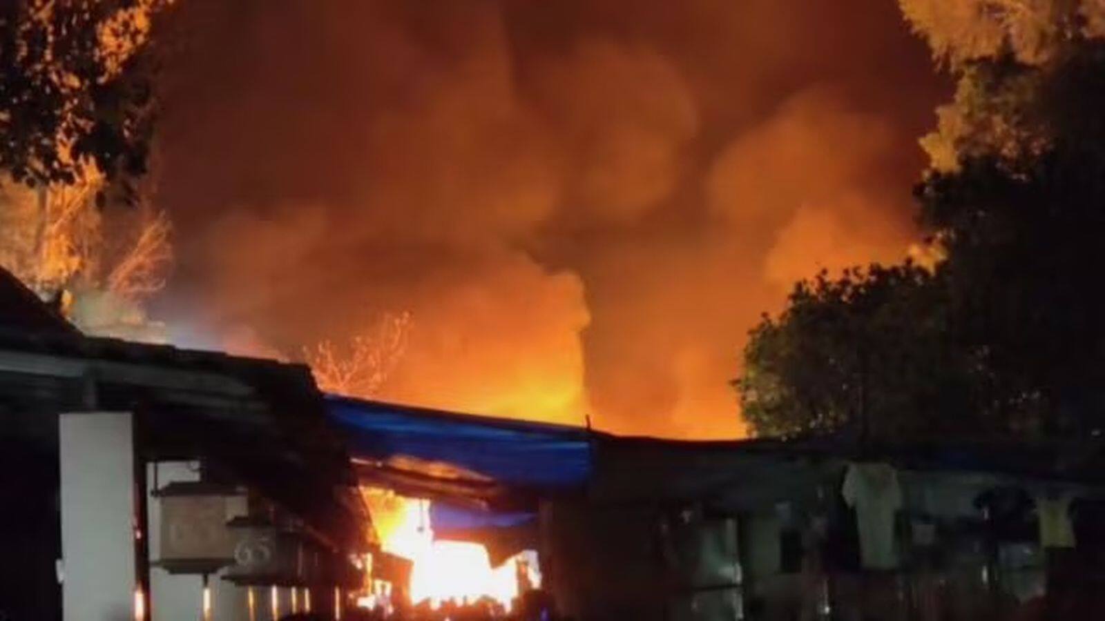 National-Delhi Fire News: दिल्ली हाट मार्केट में लगी भीषण आग, कई दुकानें जलकर खाक, फायर ब्रिगेड की 13 गाड़ियां मौजूद – #INA National-Delhi Fire News: दिल्ली हाट मार्केट में लगी भीषण आग, कई दुकानें जलकर खाक, फायर ब्रिगेड की 13 गाड़ियां मौजूद – #INA