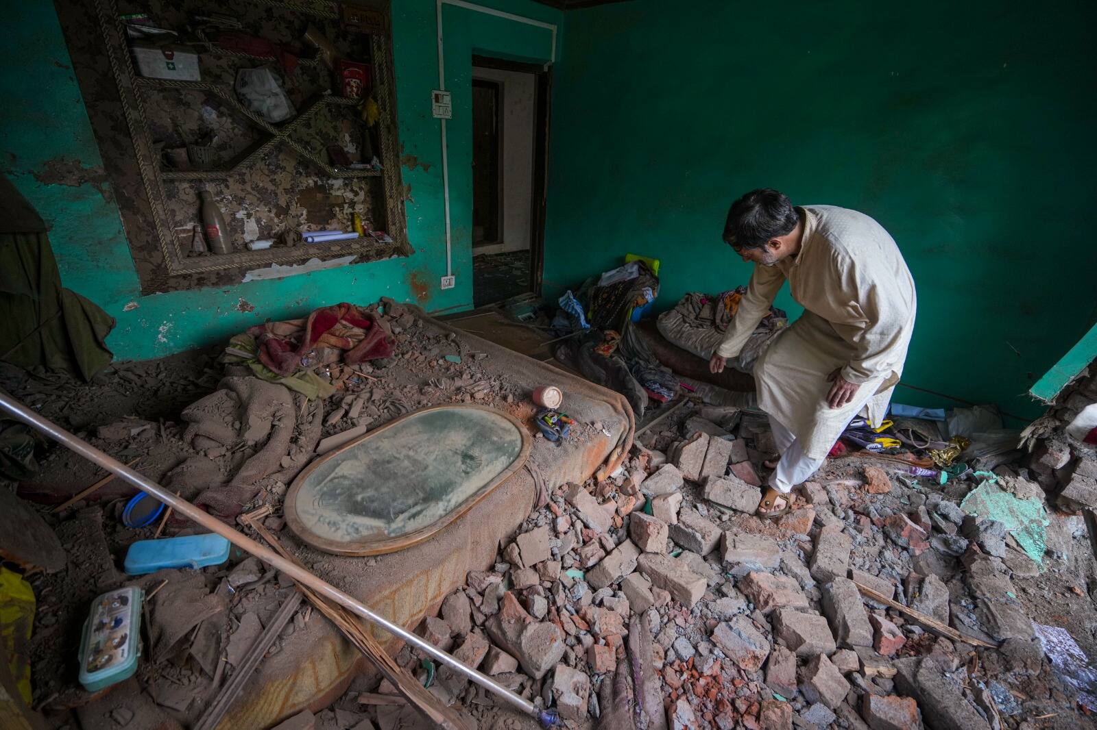 National-कायर पाकिस्तान भारत के रिहाइशी इलाकों को बना रहा है निशाना, गोलाबारी में जम्मू के एक सीनियर अधिकारी की मौत – #INA National-कायर पाकिस्तान भारत के रिहाइशी इलाकों को बना रहा है निशाना, गोलाबारी में जम्मू के एक सीनियर अधिकारी की मौत – #INA