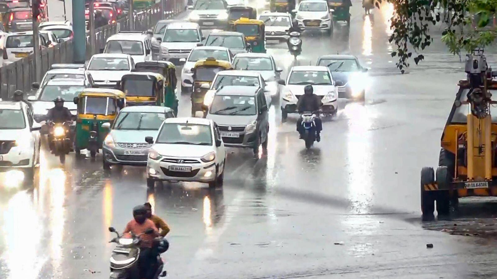 National-Delhi Rain: दिल्ली में चार साल में सबसे भारी बारिश से तापमान 7°C-10°C तक गिरा, अब आगे क्या होगा? – #INA National-Delhi Rain: दिल्ली में चार साल में सबसे भारी बारिश से तापमान 7°C-10°C तक गिरा, अब आगे क्या होगा? – #INA