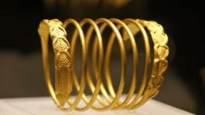 Sell MCX Gold Dec; target of Rs 25200: Geojit