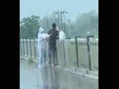UP: बलरामपुर के राप्ती नदी परिजनों ने फेंक दिया कोरोना संक्रमित मरीज का शव, वायरल हुआ वीडियो 