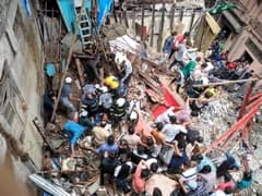 मुंबई के डोंगरी में चार मंजिला इमारत गिरी, 50 लोगों के दबे होने की आशंका मुंबई के डोंगरी में चार मंजिला इमारत गिरी, 50 लोगों के दबे होने की आशंका