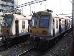 Mumbai Local Train के Unlock होते ही Social Distancing की उड़ी धज्जियां