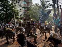 Myanmar Military Crackdown: आमलोगों पर सेना का कहर, 46 बच्चों समेत 550 लोगों की मौत, 2800 लोग हिरासत में Myanmar Military Crackdown: आमलोगों पर सेना का कहर, 46 बच्चों समेत 550 लोगों की मौत, 2800 लोग हिरासत में