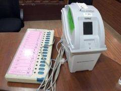 BREAKING: कैबिनेट ने नई EVM खरीदने को दी मंजूरी, इन दो कंपनियों से खरीदी जायेंगी करोड़ों की मशीनें BREAKING: कैबिनेट ने नई EVM खरीदने को दी मंजूरी, इन दो कंपनियों से खरीदी जायेंगी करोड़ों की मशीनें