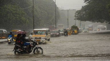 जबरदस्त बारिश से सड़कें लबालब भर गई हैं और लोगों को काफी दिक्कतें हो रही हैं 