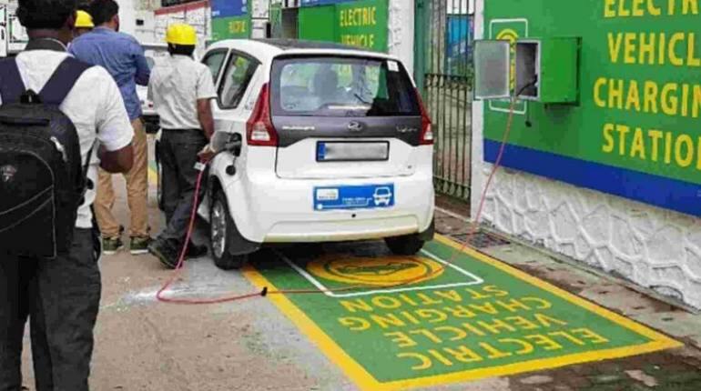 Delhi: अब केवल 2500 रुपए में घर पर लगवाएं EV चार्जिंग स्टेशन, बस करना होगा इतना सा काम Delhi: अब केवल 2500 रुपए में घर पर लगवाएं EV चार्जिंग स्टेशन, बस करना होगा इतना सा काम