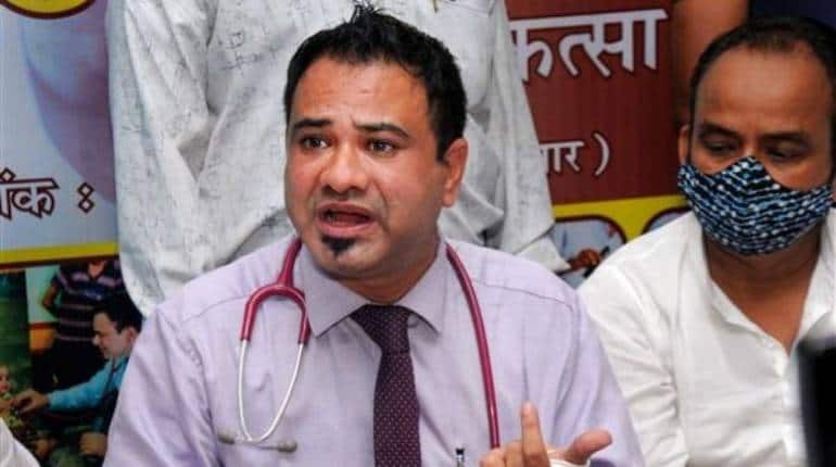 Kafeel Khan: योगी सरकार ने गोरखपुर के BRD कॉलेज के डॉ. कफील खान को किया बर्खास्त, प्रियंका गांधी ने बोला हमला