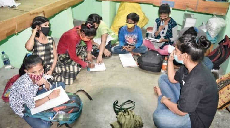 ASER 2021 Report: Covid-19 के कारण प्राइवेट स्कूलों को छोड़ सरकारी में गए ज्यादा बच्चे, मां-बाप पर बढ़ा ट्यूशन फीस का बोझ ASER 2021 Report: Covid-19 के कारण प्राइवेट स्कूलों को छोड़ सरकारी में गए ज्यादा बच्चे, मां-बाप पर बढ़ा ट्यूशन फीस का बोझ