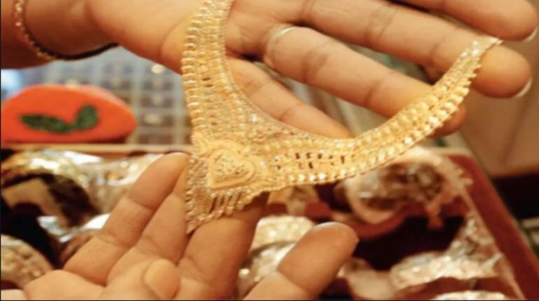 Gold Price: शादी के सीजन में आज फिर बढ़ी सोने की चमक, इतना बढ़ा दाम Gold Price: शादी के सीजन में आज फिर बढ़ी सोने की चमक, इतना बढ़ा दाम