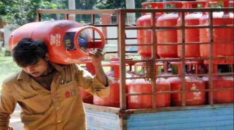 फेस्टिवल में सस्ता होगा रसोई गैस सिलेंडर या महंगा? कल सुबह होगी LPG और CNG की कीमत तय फेस्टिवल में सस्ता होगा रसोई गैस सिलेंडर या महंगा? कल सुबह होगी LPG और CNG की कीमत तय