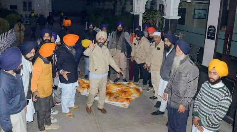 Golden Temple: स्वर्ण मंदिर में बेअदबी की कोशिश करने वाले युवक की पीट-पीटकर हत्या, सीएम चन्नी ने दिए जांच के आदेश, देखें वीडियो