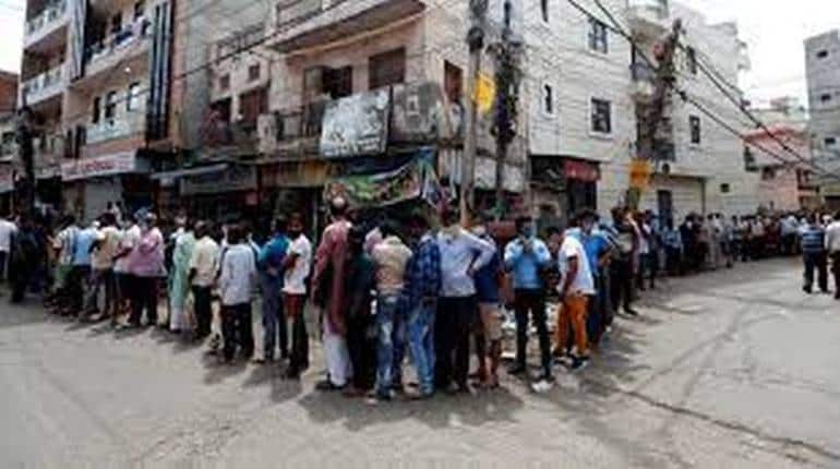 Liquor shops in Delhi: दिल्ली में अब रात 8 बजे तक मिलेगी शराब, दुकानों के बाहर लगी लंबी कतारें