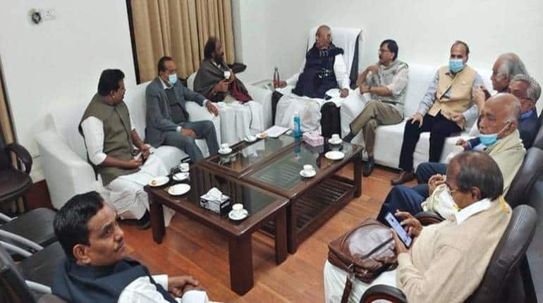 निलंबित सांसदों के मुद्दे पर सरकार ने 4 दलों को बातचीत के लिए बुलाया, विपक्ष ने बांटने का आरोप लगा बैठक में शामिल होने से किया इनकार