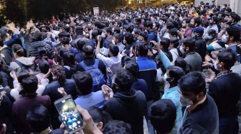 Delhi: ITO के पास विरोध कर रहे रेजिडेंट डॉक्टरों को पुलिस ने हिरासत में लिया, FORDA ने किया हड़ताल का ऐलान