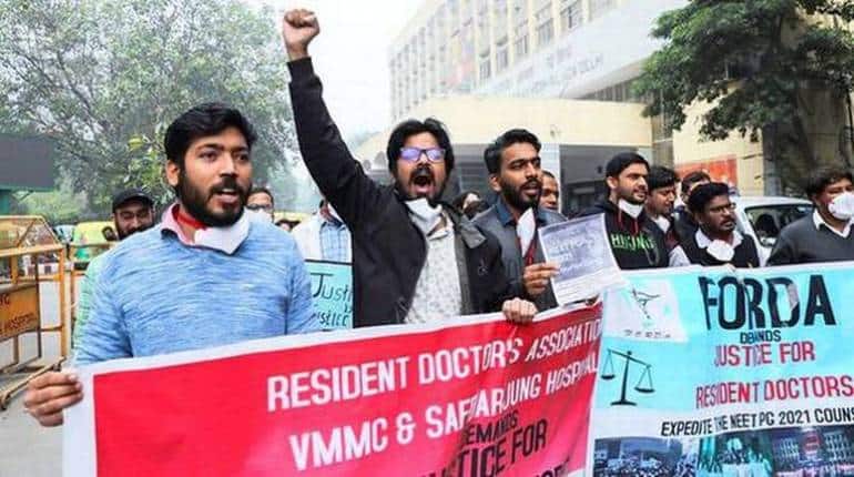 Doctors Strike: आखिरकार आज 12 बजे के बाद खत्म हो जाएगी दिल्ली के रेजिडेंट डॉक्टरों की हड़ताल, FIR वापस लेने की प्रक्रिया शुरू Doctors Strike: आखिरकार आज 12 बजे के बाद खत्म हो जाएगी दिल्ली के रेजिडेंट डॉक्टरों की हड़ताल, FIR वापस लेने की प्रक्रिया शुरू