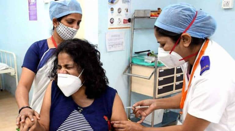 Vaccination Drive: सस्ते पेट्रोल से लेकर फ्री मोबाइल तक... वैक्सीन लगवाने के लिए लोगों को मिल रहा कई शानदार ऑफर, जानें डिटेल्स