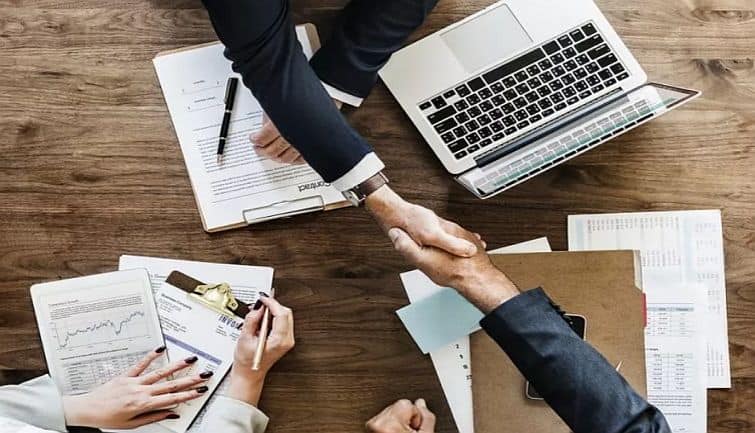 Shriram Capital की 10% स्टेक खरीदने की तैयारी में KKR, लगभग 2,000 करोड़ में हो सकती है डील Shriram Capital की 10% स्टेक खरीदने की तैयारी में KKR, लगभग 2,000 करोड़ में हो सकती है डील