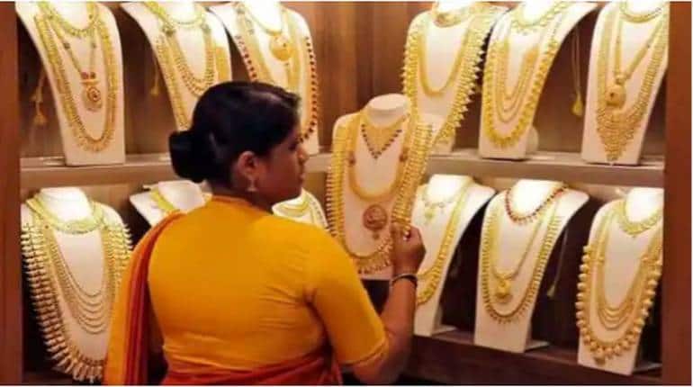 Gold Price Latest: आज सोने के दाम में आई बड़ी गिरावट, जानें 10 ग्राम गोल्ड का रेट Gold Price Latest: आज सोने के दाम में आई बड़ी गिरावट, जानें 10 ग्राम गोल्ड का रेट