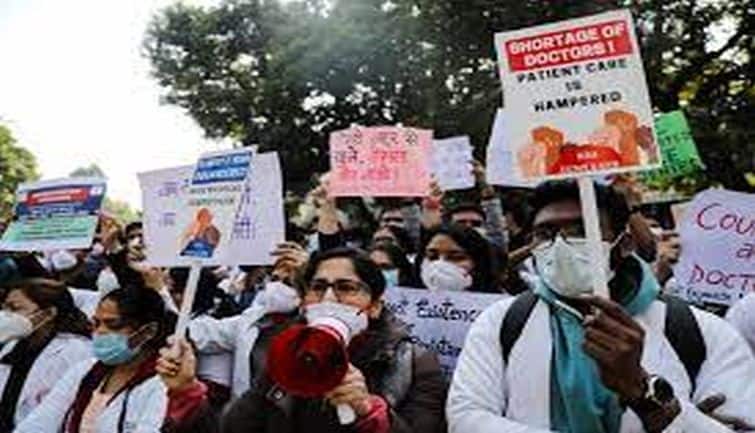 दिल्ली: NEET-PG काउंसलिंग में देरी को लेकर सड़कों पर उतरे रेजिडेंट डॉक्टर, सफदरजंग-RML अस्पताल में सेवाएं प्रभावित