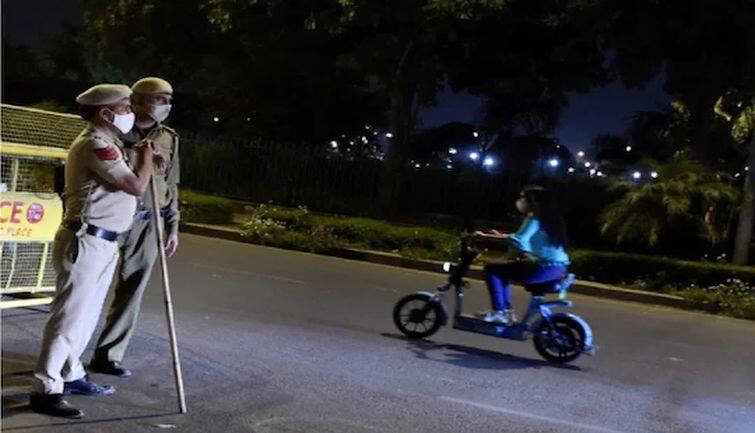 Night Curfew: ओमीक्रोन के चलते महाराष्ट्र सरकार ने 9 घंटों का लगाया नाइट कर्फ्यू, शादियों में 100 से अधिक लोगों के आने पर रोक Night Curfew: ओमीक्रोन के चलते महाराष्ट्र सरकार ने 9 घंटों का लगाया नाइट कर्फ्यू, शादियों में 100 से अधिक लोगों के आने पर रोक