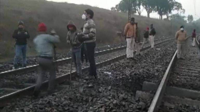 Jharkhand: गिरिडीह के पास नक्सलियों ने ब्लास्ट कर उड़ाया रेलवे ट्रैक, दिल्ली-हावड़ा रेल मार्ग ठप Jharkhand: गिरिडीह के पास नक्सलियों ने ब्लास्ट कर उड़ाया रेलवे ट्रैक, दिल्ली-हावड़ा रेल मार्ग ठप