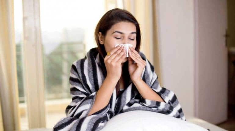 Omicron symptoms: आपको कैसे पता चलेगा कि आप ओमीक्रोन वायरस से संक्रमित हैं? सबसे पहले हावी होते हैं ये प्रमुख लक्षण