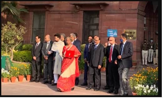 Budget 2022: दिलचस्प है बजट डॉक्युमेंट्स का सूटकेस से आईपैड तक का सफर