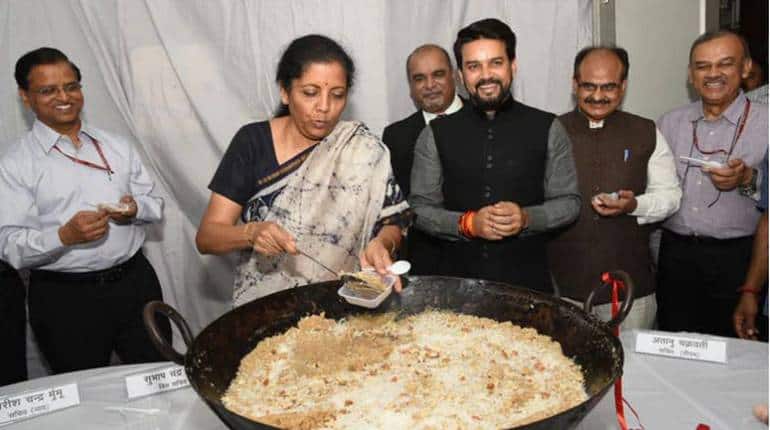 Budget 2022: बजट पेश करने से पहले हलवा सेरेमनी क्यों है इतनी खास, जानें इसका इतिहास Budget 2022: बजट पेश करने से पहले हलवा सेरेमनी क्यों है इतनी खास, जानें इसका इतिहास
