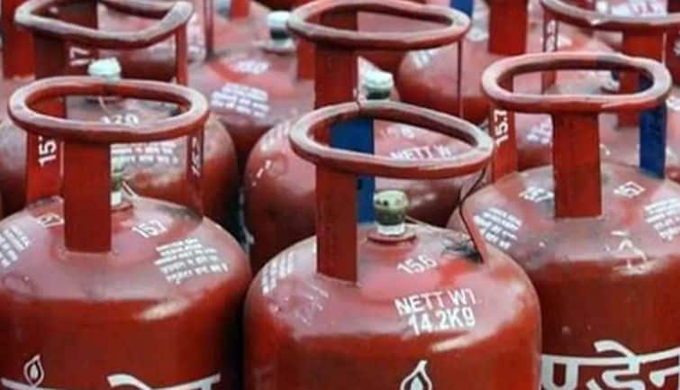 LPG price today, Jan 1: इंडियन ऑयल ने सस्ता किया कमर्शियल सिलेंडर, चेक कीजिए आपके शहर में क्या चल रहा है रेट