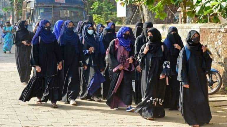 Hijab Row: कर्नाटक HC ने शैक्षणिक संस्थानों में हिजाब पर बैन को चुनौती देने वाली याचिकाओं को किया खारिज, कहा- 'हिजाब इस्लाम का अनिवार्य हिस्सा नहीं'