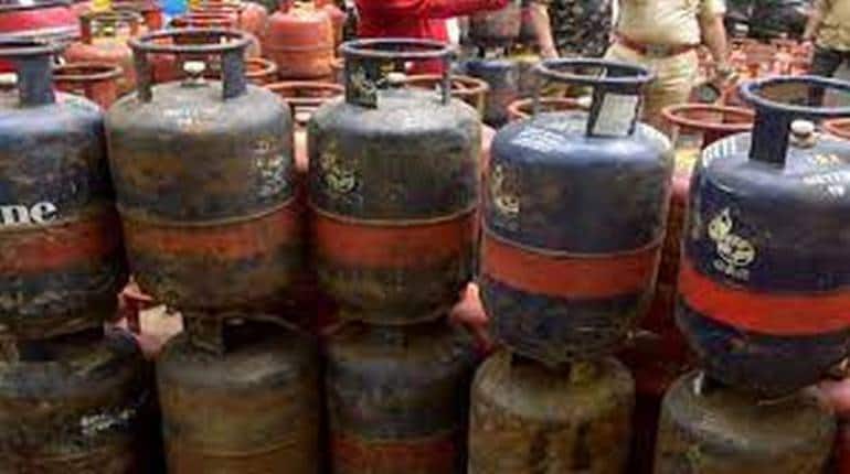 LPG Cylinder Price: बजट वाले दिन मिली राहत, कमर्शियल गैस सिलेंडर हुआ 91.50 रुपये सस्ता