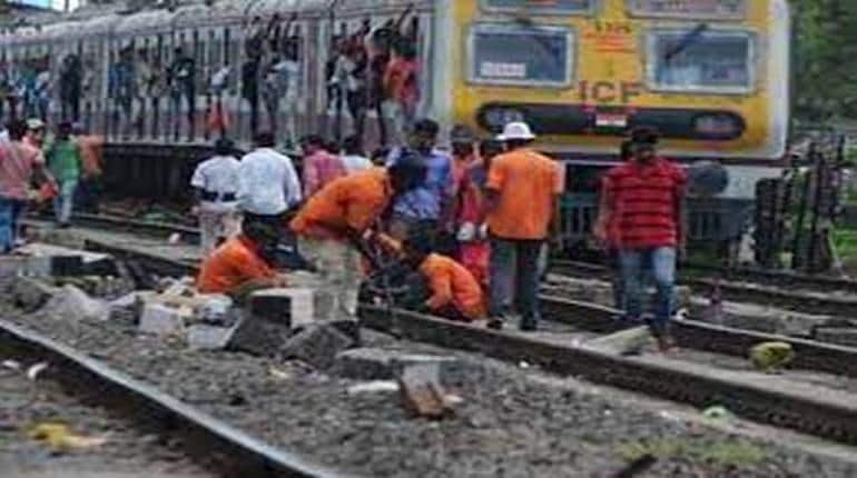 Mumbai Local Train Mega Block: मुंबईकरों के लिए अहम खबर, आज हार्बर और ट्रान्स हार्बर लाइन पर रहेगा मेगा ब्लॉक Mumbai Local Train Mega Block: मुंबईकरों के लिए अहम खबर, आज हार्बर और ट्रान्स हार्बर लाइन पर रहेगा मेगा ब्लॉक