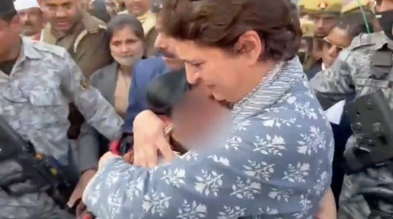 UP Election 2022: 'बेटी को इंसाफ दिला दिजिए,' जब रेप पीड़िता की मां को गले लगा कर खुद भी भावुक हुईं प्रियंका गांधी UP Election 2022: 'बेटी को इंसाफ दिला दिजिए,' जब रेप पीड़िता की मां को गले लगा कर खुद भी भावुक हुईं प्रियंका गांधी