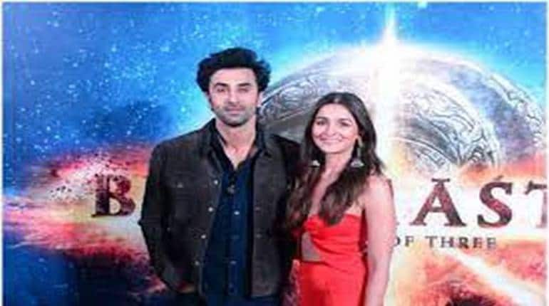 Alia Bhatt और Ranbir Kapoor अप्रैल में शादी के बंधन में बंधेंगे, शुरू हुई तैयारियां Alia Bhatt और Ranbir Kapoor अप्रैल में शादी के बंधन में बंधेंगे, शुरू हुई तैयारियां