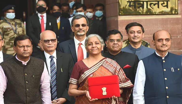 Budget 2022: मोबाइल फोन और कपड़े सहित ये सामान हुए सस्ते, नकली गहने सहित इन चीजों के बढ़ेंगे दाम!