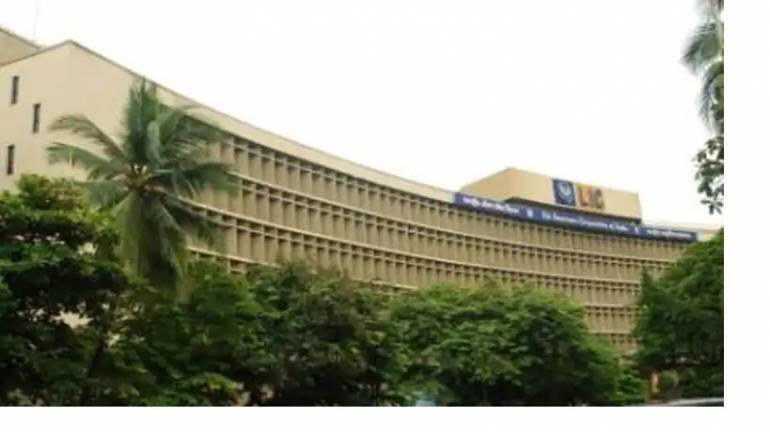 LIC IPO: पॉलिसीहोल्डर्स के लिए 10% शेयर रिजर्व होंगे, लेकिन इन पॉलिसीधारकों को नहीं मिलेगा फायदा LIC IPO: पॉलिसीहोल्डर्स के लिए 10% शेयर रिजर्व होंगे, लेकिन इन पॉलिसीधारकों को नहीं मिलेगा फायदा