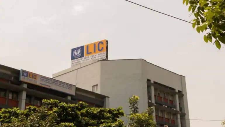 LIC Dhan Varsha Plan : एक बार निवेश पर मिलेगा दोगुना से ज्यादा रिटर्न, जानिए कब मिलेगा 10 गुना पैसा