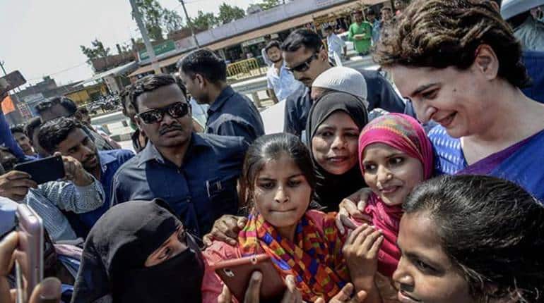 Hijab Row: प्रियंका गांधी बोलीं- 'बिकिनी, घूंघट या हिजाब- यह तय करना महिलाओं का अधिकार है कि उन्हें क्या पहनना है', राहुल गांधी ने भी किया समर्थन Hijab Row: प्रियंका गांधी बोलीं- 'बिकिनी, घूंघट या हिजाब- यह तय करना महिलाओं का अधिकार है कि उन्हें क्या पहनना है', राहुल गांधी ने भी किया समर्थन