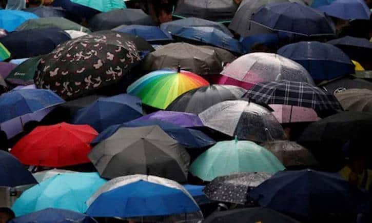 Budget 2022: वित्तमंत्री के बजट भाषण का क्यों हिस्सा बना 'छाता'?
