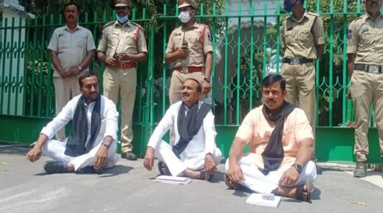 तेलंगाना: बजट सत्र समाप्त होने तक टी राजा सिंह सहित BJP के 3 विधायक निलंबित, विधानसभा से बाहर धरने पर बैठे