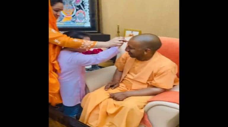 BJP की प्रचंड जीत के बाद मुलायम सिंह यादव की पोती और अखिलेश यादव की भाभी ने CM योगी के माथे पर लगाया 'तिलक', देखें वीडियो