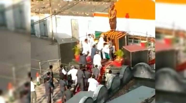 Nitish Kumar Attack: सीएम नीतीश कुमार पर हुआ हमला! पुलिस ने युवक को किया गिरफ्तार, देखें वीडियो