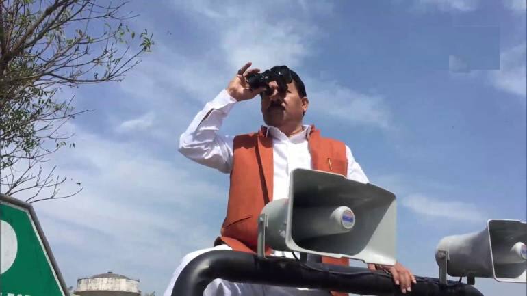 UP Election: दूरबीन से EVM की निगरानी कर रहे सपा उम्मीदवार, स्ट्रॉन्ग रूम के बाहर डाला डेरा, देखें Video UP Election: दूरबीन से EVM की निगरानी कर रहे सपा उम्मीदवार, स्ट्रॉन्ग रूम के बाहर डाला डेरा, देखें Video