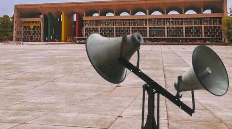 राज ठाकरे के अल्टीमेटम के बाद उद्धव सरकार का बड़ा फैसला, अब धार्मिक स्थलों पर इजाजत के बाद ही लगेंगे लाउडस्पीकर राज ठाकरे के अल्टीमेटम के बाद उद्धव सरकार का बड़ा फैसला, अब धार्मिक स्थलों पर इजाजत के बाद ही लगेंगे लाउडस्पीकर