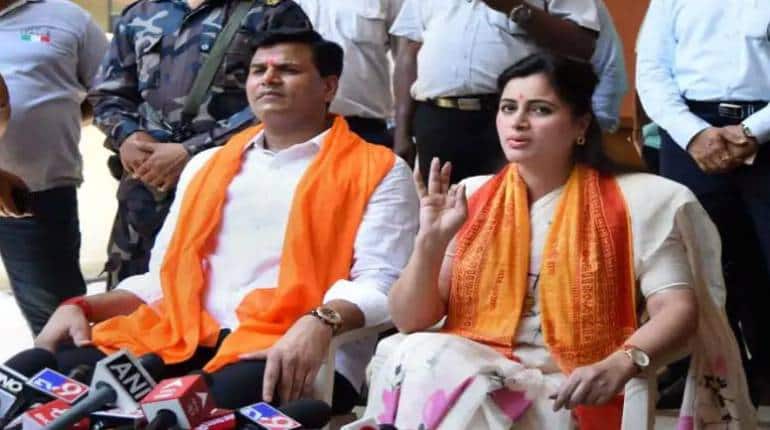 Hanuman Chalisa Row: नवनीत राणा और उनके पति रवि राणा को बॉम्बे हाईकोर्ट से झटका, FIR रद्द करने की याचिका खारिज Hanuman Chalisa Row: नवनीत राणा और उनके पति रवि राणा को बॉम्बे हाईकोर्ट से झटका, FIR रद्द करने की याचिका खारिज