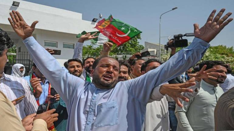 Pakistan Political Crisis: आर्मी चीफ संभालेंगे पाकिस्तान की कमान? पाक सुप्रीम कोर्ट के पास है ये दो ऑप्शन Pakistan Political Crisis: आर्मी चीफ संभालेंगे पाकिस्तान की कमान? पाक सुप्रीम कोर्ट के पास है ये दो ऑप्शन
