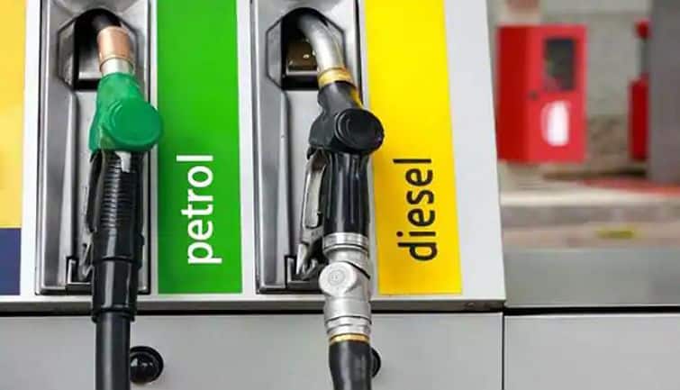 Petrol-Diesel Price Today: पेट्रोल-डीजल के रेट हुए अपडेट, गाड़ी की टंकी फुल कराने से पहले चेक कर लें रेट Petrol-Diesel Price Today: पेट्रोल-डीजल के रेट हुए अपडेट, गाड़ी की टंकी फुल कराने से पहले चेक कर लें रेट